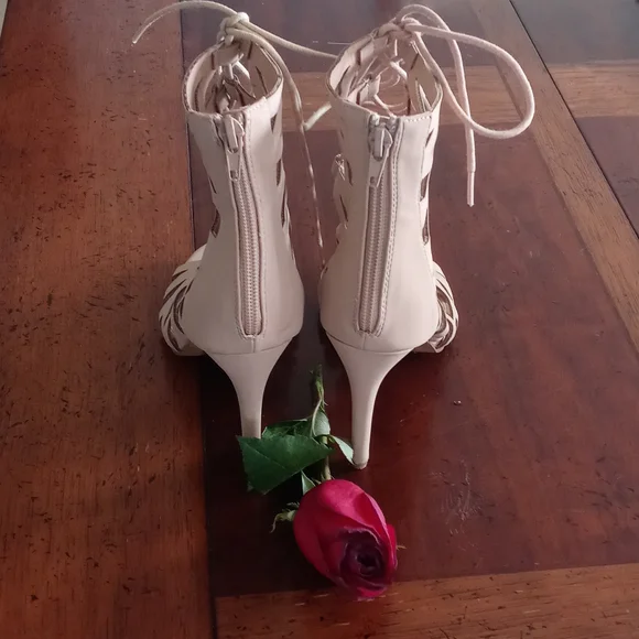 Charlotte Russe size 7 and half cream in color like new - Picture 4 of 4